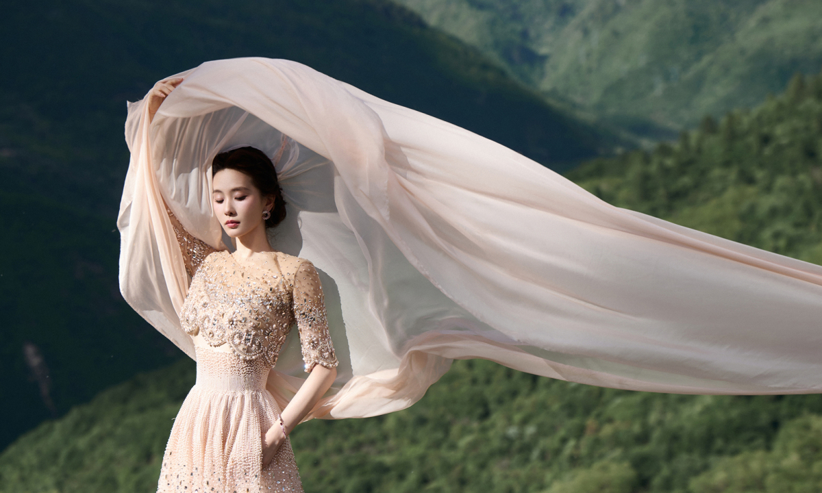 Lưu Thi Thi catwalk giữa thung lũng Cửu Trại Câu: Khoảnh khắc thanh tao giữa thiên nhiên hùng vĩ - hình ảnh - 789betjl.com