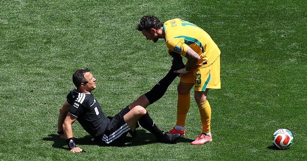 Trọng tài Mỹ – Úc bị chuột rút giữa trận: Cầu thủ lao vào ‘cứu’ gây sốt World Cup 2026 - hình ảnh - 789betjl.com