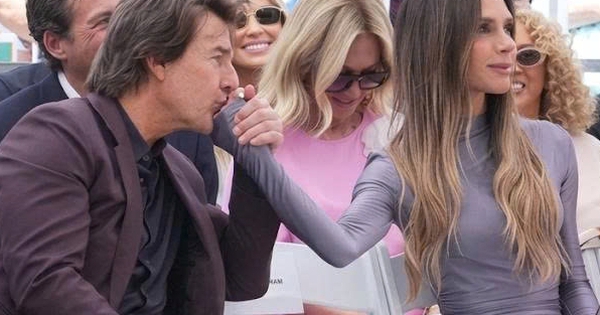 Khoảnh khắc Tom Cruise hôn tay Victoria Beckham: Hành động lịch lãm hay chiêu trò? - hình ảnh - 789betjl.com