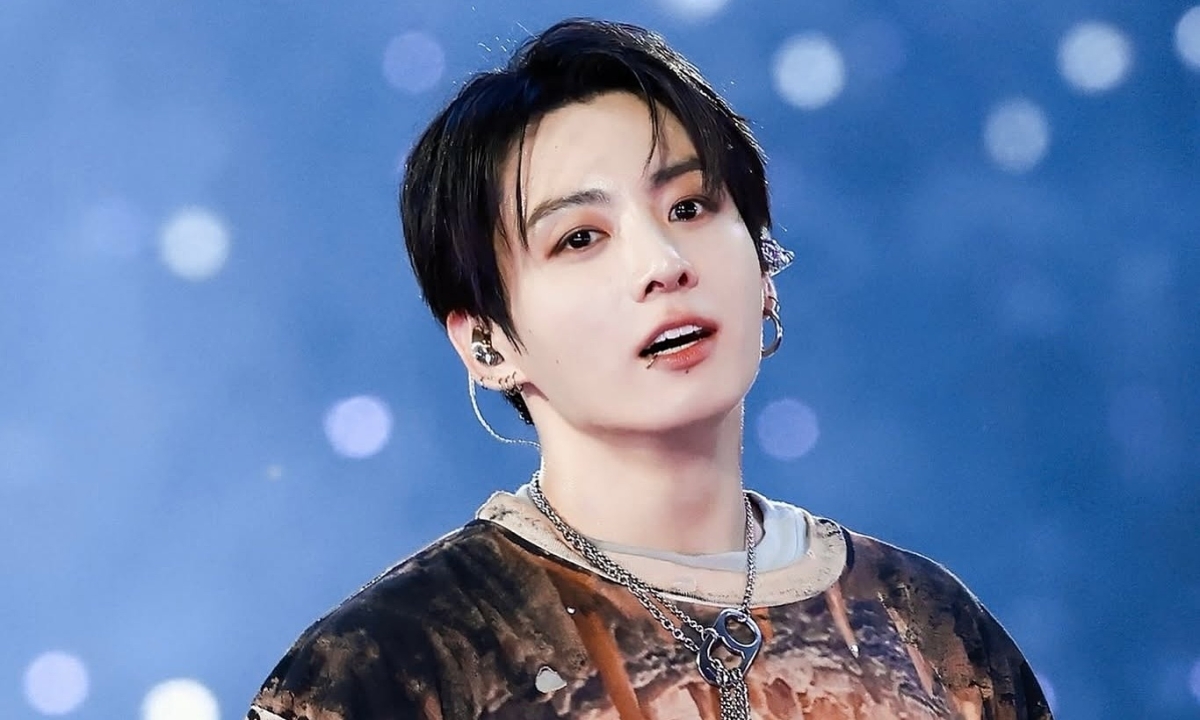 Jungkook diện mốt quần rách của nhà thiết kế Việt trên sân khấu - hình ảnh - 789betjl.com