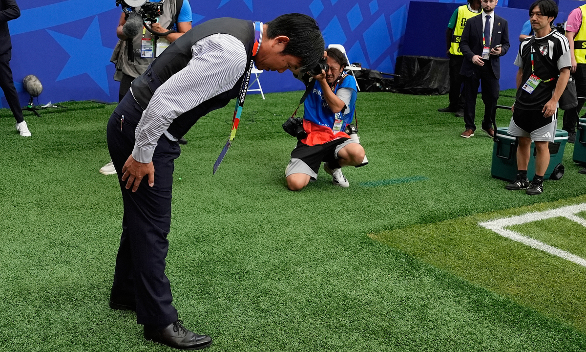 HLV Nhật Bản cúi đầu tri ân khán giả ở World Cup 2026: Hành động lay động triệu trái tim - hình ảnh - 789betjl.com
