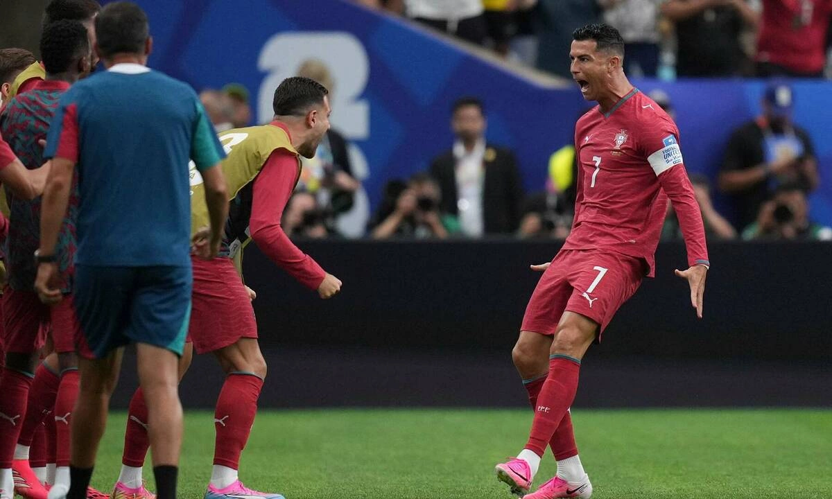 Ibrahimovic Chê Ronaldo: ‘Cứ Như Vừa Từ Hành Tinh Khác Trở Về’ - hình ảnh - 789betjl.com