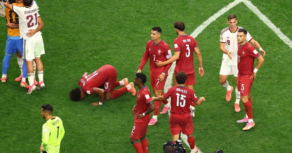 HLV Tây Ban Nha gây sốt với cảnh ôm Ronaldo: ‘Tôi ngưỡng mộ giá trị anh ấy…’ - hình ảnh - 789betjl.com