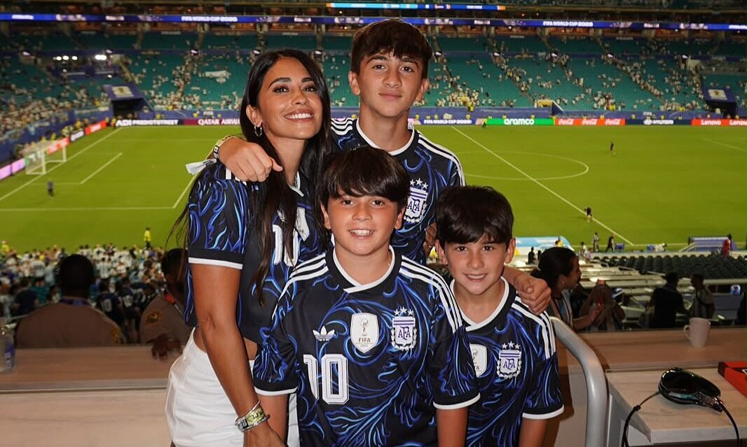 Vợ Messi mừng chồng chiến thắng: Khoảnh khắc ngọt ngào trên khán đài - hình ảnh - 789betjl.com Vợ Messi mừng chồng chiến thắng: Khoảnh khắc ngọt ngào trên khán đài - hình ảnh - 789betjl.com