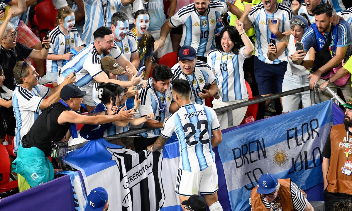 Báo Anh đặt dấu hỏi về việc tiền đạo Argentina thoát thẻ đỏ: góc nhìn mới cho người chơi Việt - hình ảnh - 789betjl.com