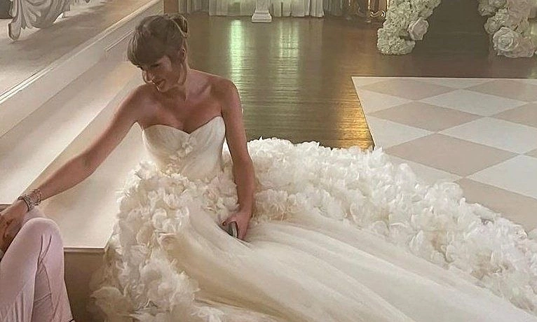 Taylor Swift diện đầm cưới Dior trong hôn lễ – Cập nhật tin hot cùng 789BET - hình ảnh - 789betjl.com